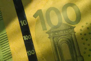 100 euro falsi: come riconoscerli con i metodi infallibili