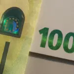 Come riconoscere 100 euro falsi: i dettagli che non ingannano