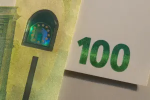Come riconoscere 100 euro falsi: i dettagli che non ingannano