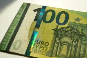 100 euro falsi: come riconoscerli dai veri