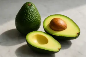 Avocado: benefici e controindicazioni. Quanto mangiarne al giorno